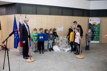 VLADA V PIVKI NASTANITEV MEDVEDJE DRUŽINE - Valter Leban-4219
